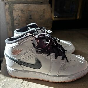 Air Jordan 1 Mid GS white artic orange